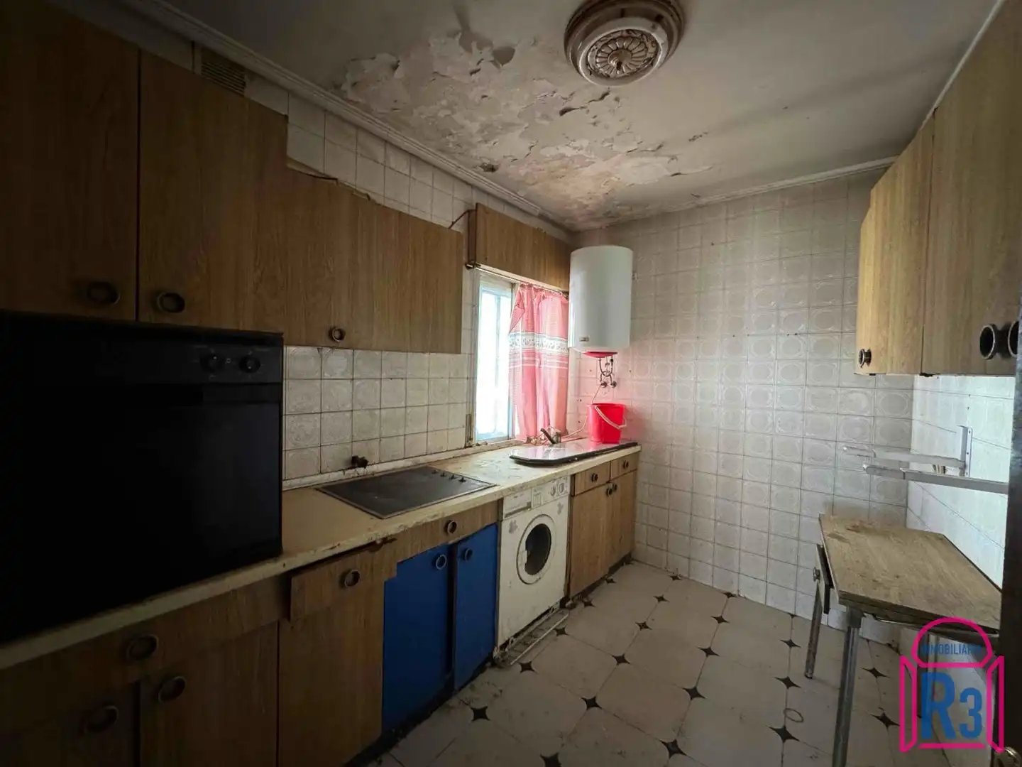 Kitchen of Buildings for sale in San Andrés del Rabanedo