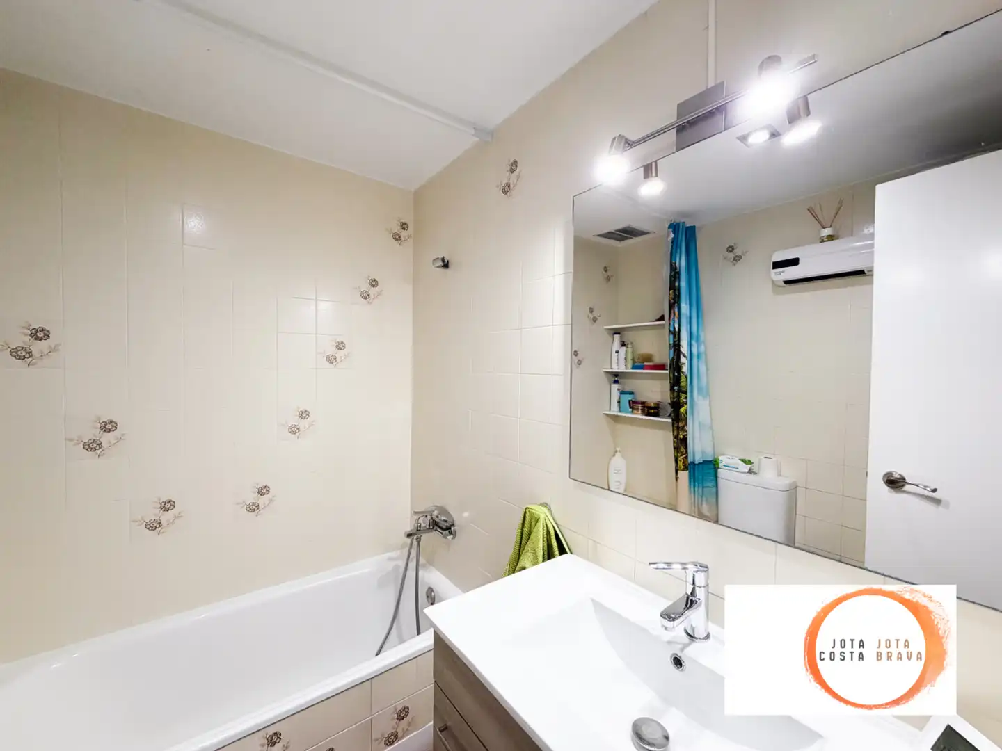 Baño de Piso en venta en Girona con Aire acondicionado, Calefacción y Trastero