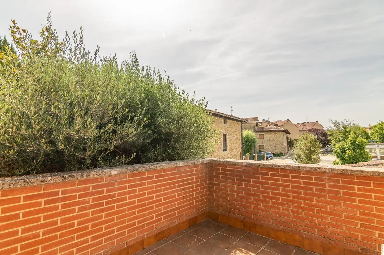 Terrasse von Einfamilien-Reihenhaus zum Verkauf in Valle de Egüés / Eguesibar mit Klimaanlage, Heizung und Privatgarten