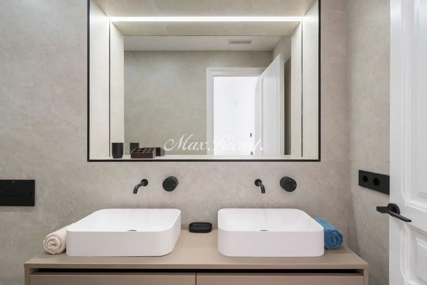 Badezimmer von Wohnung zum Verkauf in Barcelona mit Klimaanlage, Heizung und Balkon