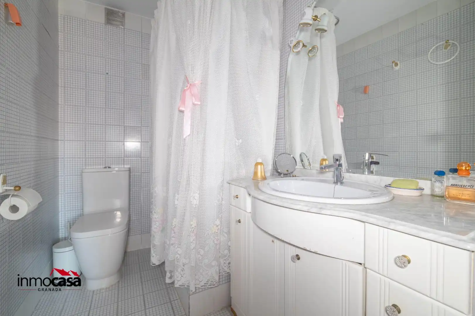 Baño de Piso en venta en Granada con Aire acondicionado, Terraza y Balcón