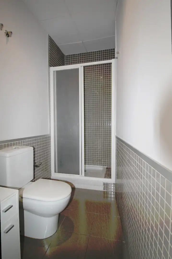 Badezimmer von Wohnung zum Verkauf in Barcelona mit Klimaanlage, Heizung und Parkett