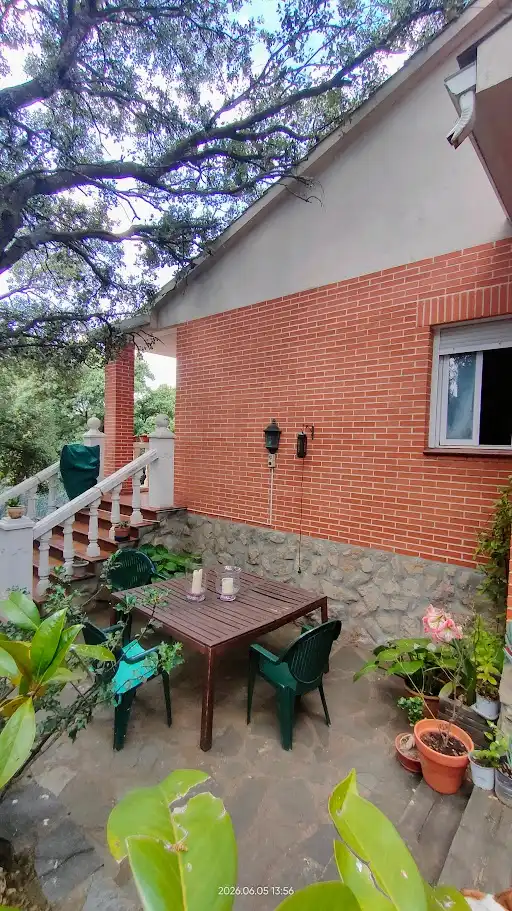 Vista exterior de Casa o xalet en venda en El Casar amb Calefacció, Jardí privat i Terrassa