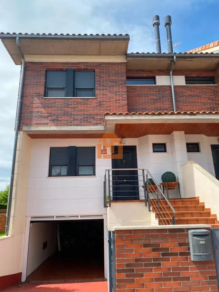 Vista exterior de Casa adosada en venta en San Andrés del Rabanedo con Calefacción, Jardín privado y Trastero