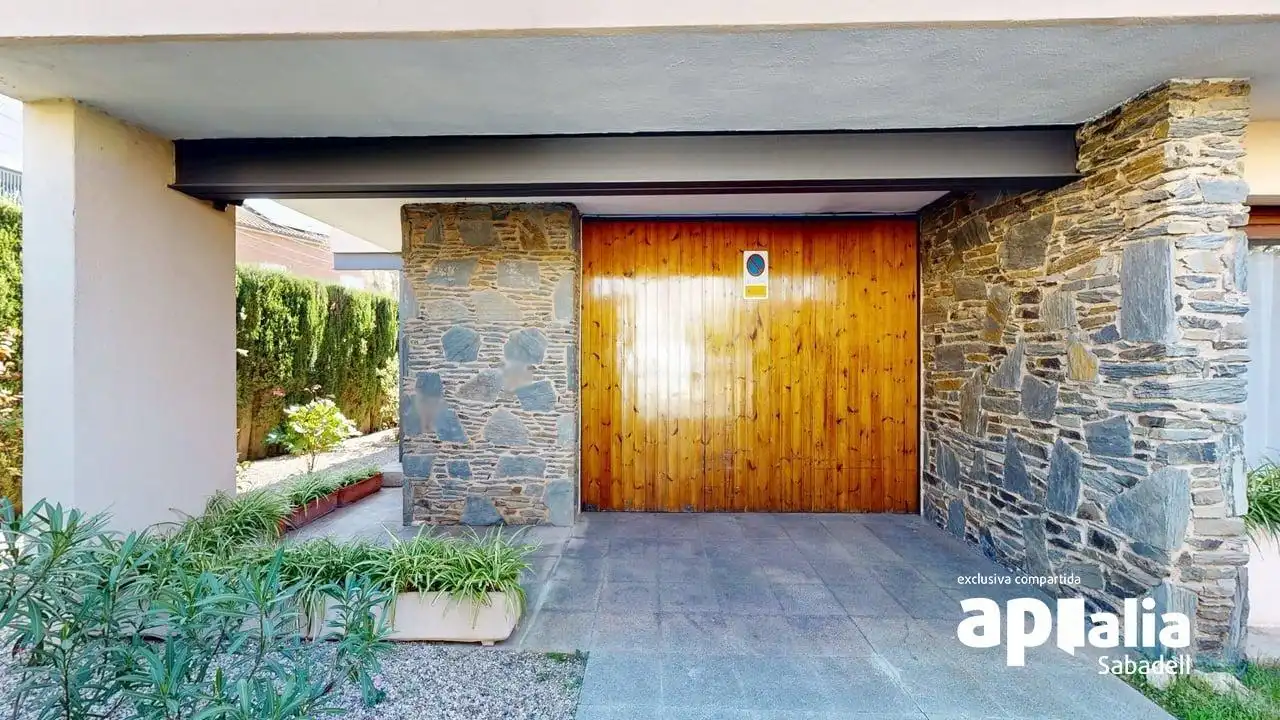 Vista exterior de Casa o xalet en venda en Barberà del Vallès amb Aire condicionat, Calefacció i Jardí privat