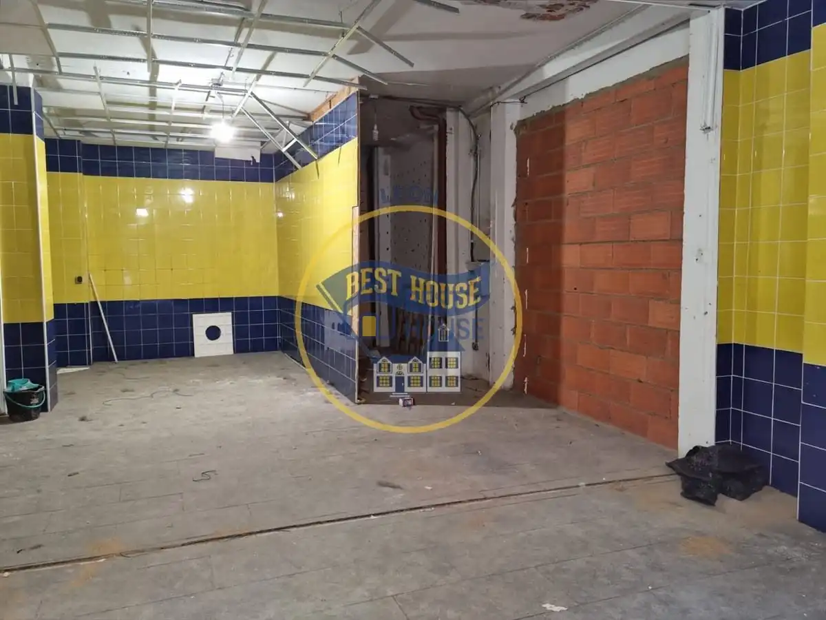 Local de lloguer en León Capital  amb Parquet