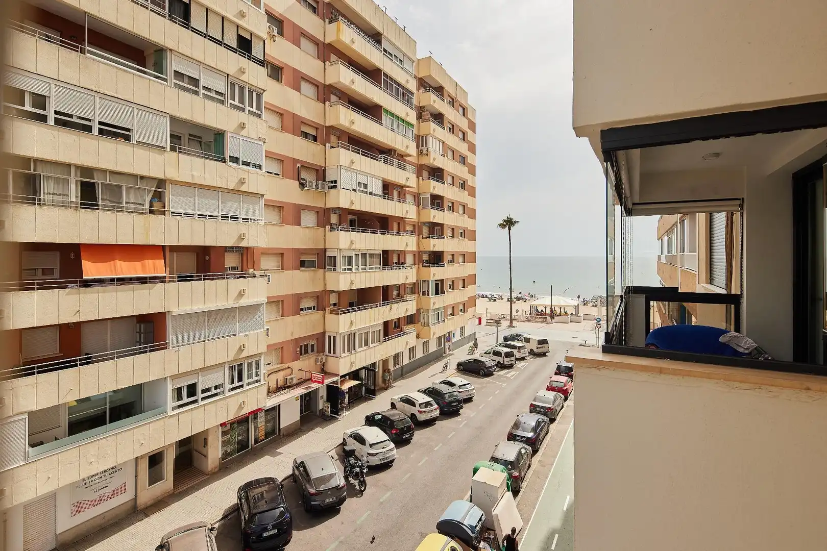 Vista exterior de Piso en venta en Cádiz con Terraza, Balcón y Alarma