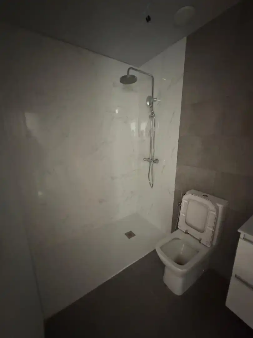 Badezimmer von Wohnung zur Miete in Granada mit Klimaanlage, Heizung und Terrasse