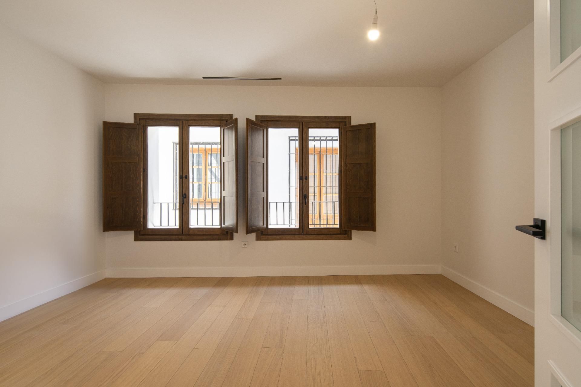 Flat for sale in  Granada Capital  with Air Conditioner