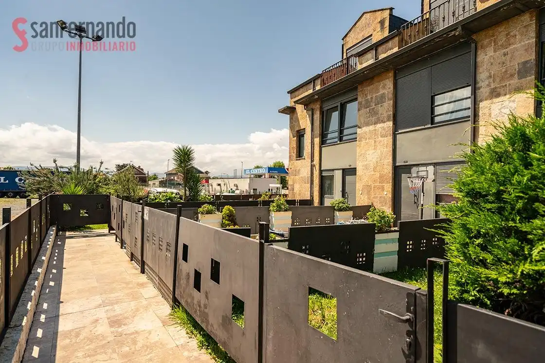 Vista exterior de Casa adosada en venta en Miengo con Calefacción, Jardín privado y Terraza