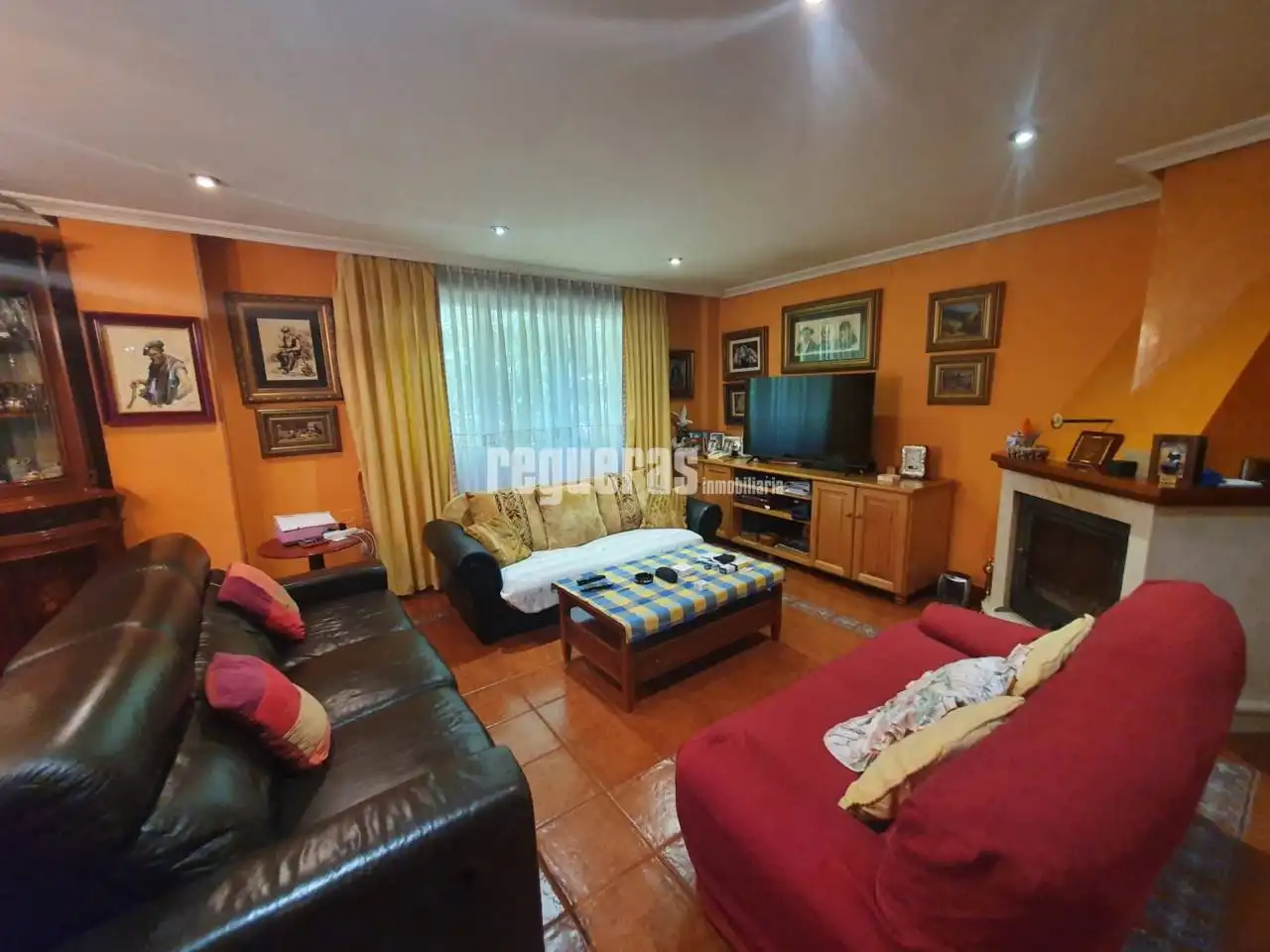 Sala de estar de Casa o chalet en venta en Avilés con Calefacción, Parquet y Terraza