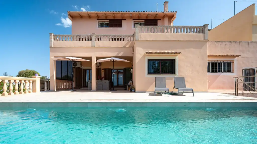 Casa rústica amb piscina en venda a Ses Salines Poble