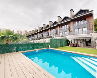 Piscina de Casa adosada en venda en Bilbao  amb Aire condicionat, Calefacció i Jardí privat