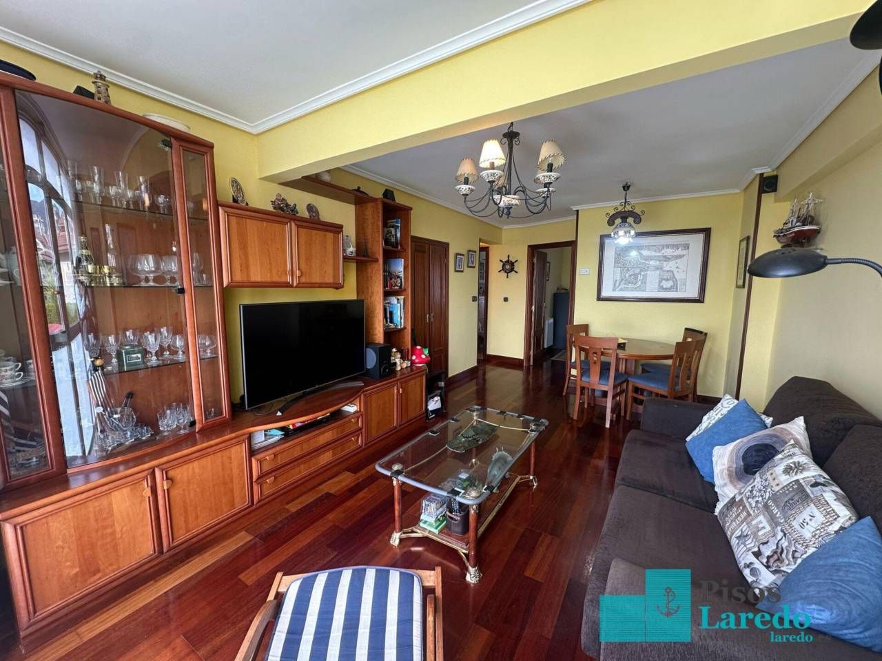 Sala d'estar de Pis en venda en Laredo amb Calefacció, Parquet i Moblat