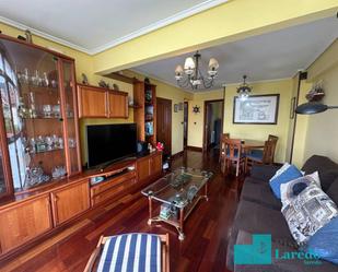 Sala d'estar de Pis en venda en Laredo amb Calefacció, Parquet i Moblat