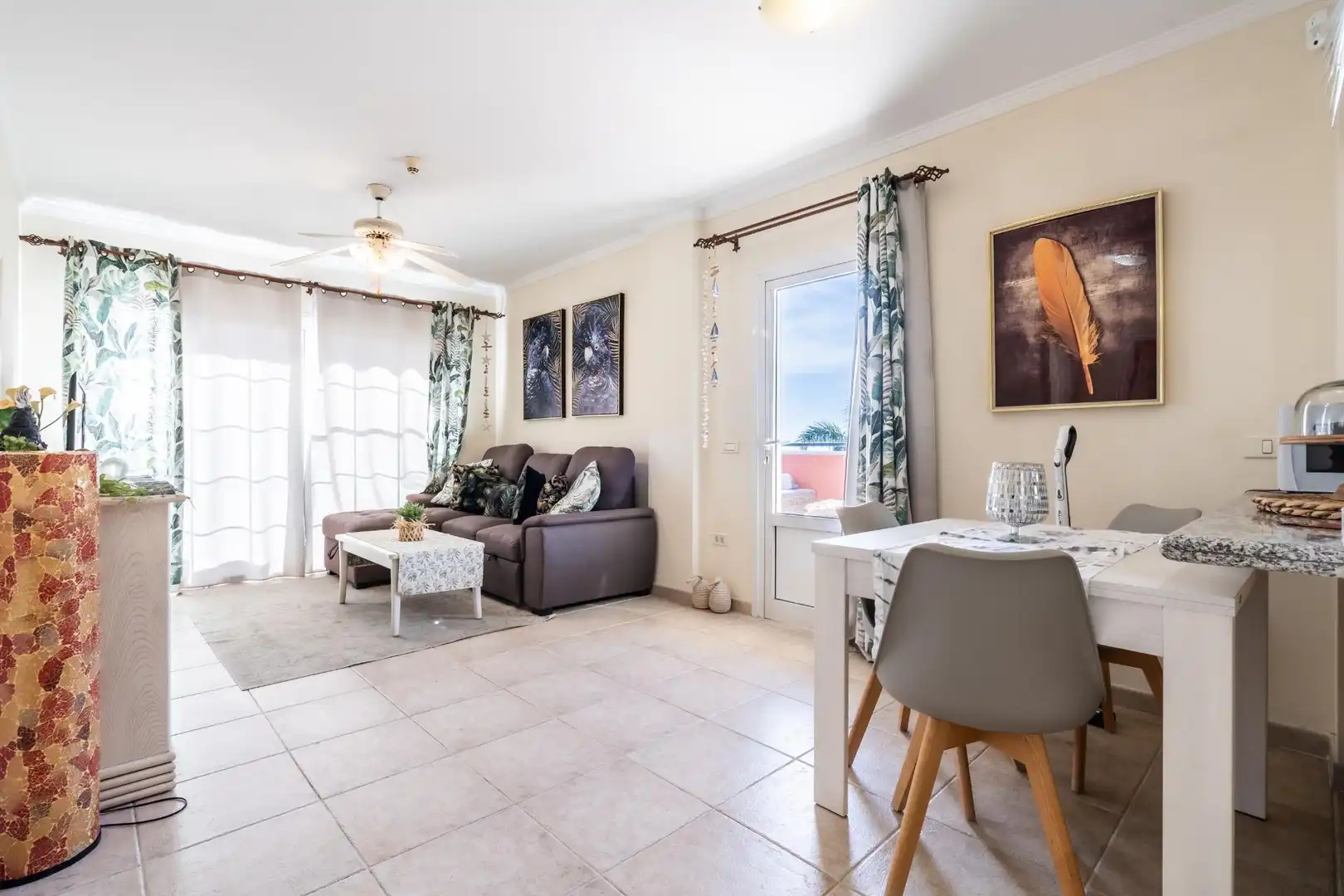 Sala d'estar de Apartament de lloguer en Arona amb Jardí privat, Terrassa i Moblat