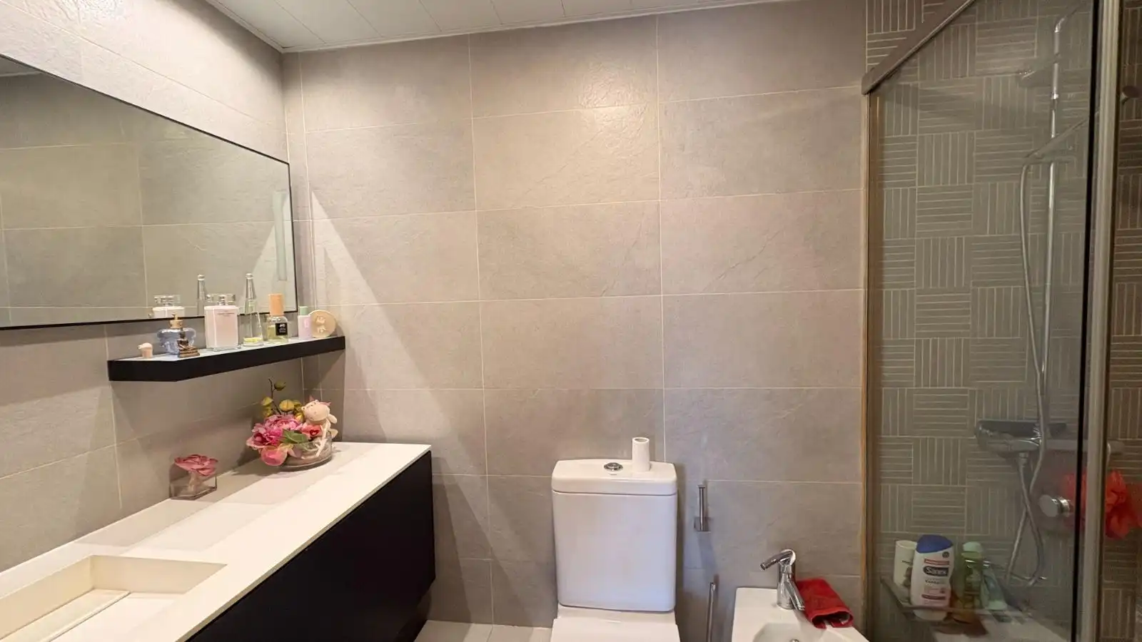 Badezimmer von Wohnung zum Verkauf in L'Hospitalet de Llobregat mit Parkett