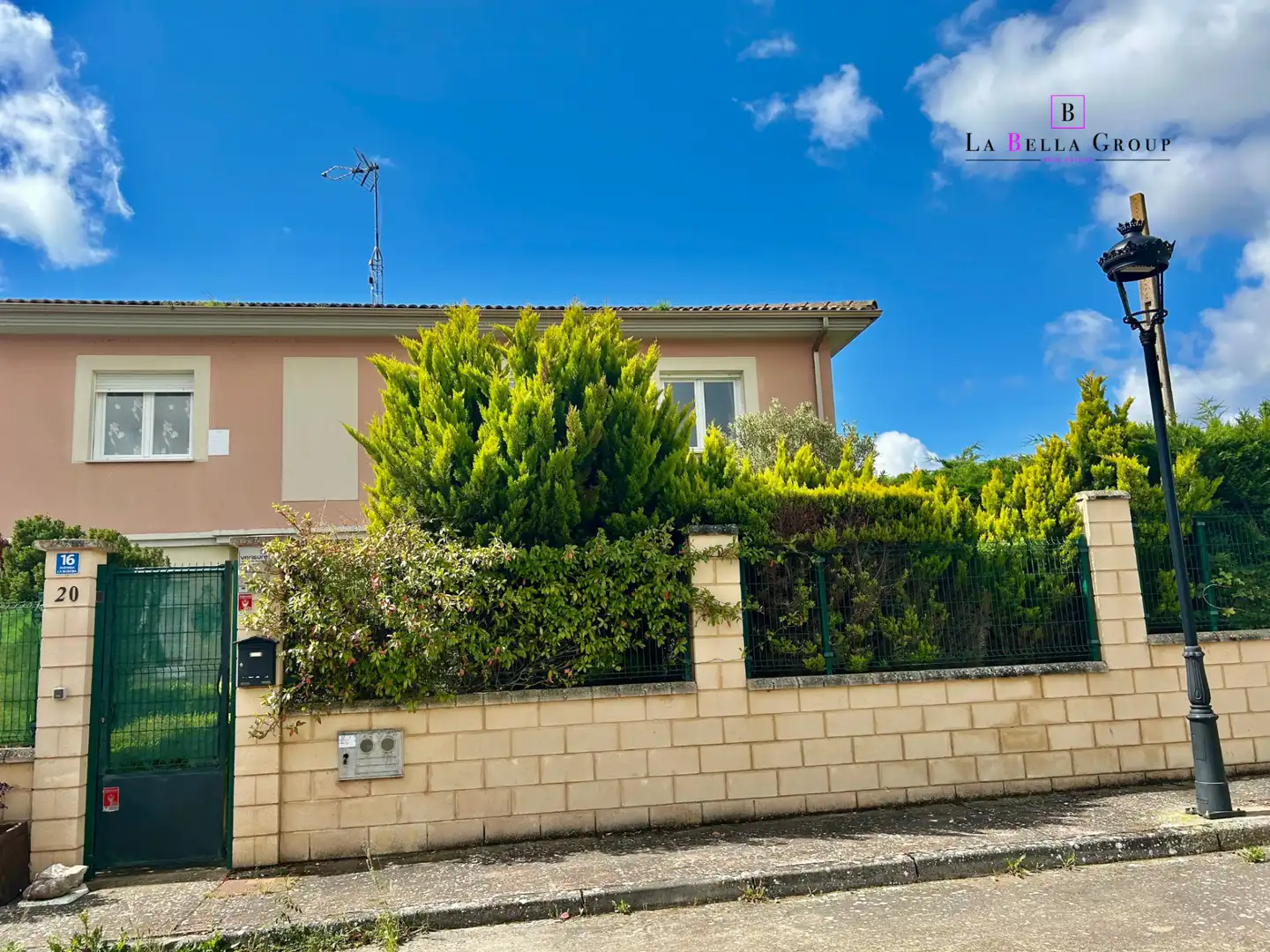 Vista exterior de Casa o chalet en venta en Oña con Calefacción, Jardín privado y Amueblado