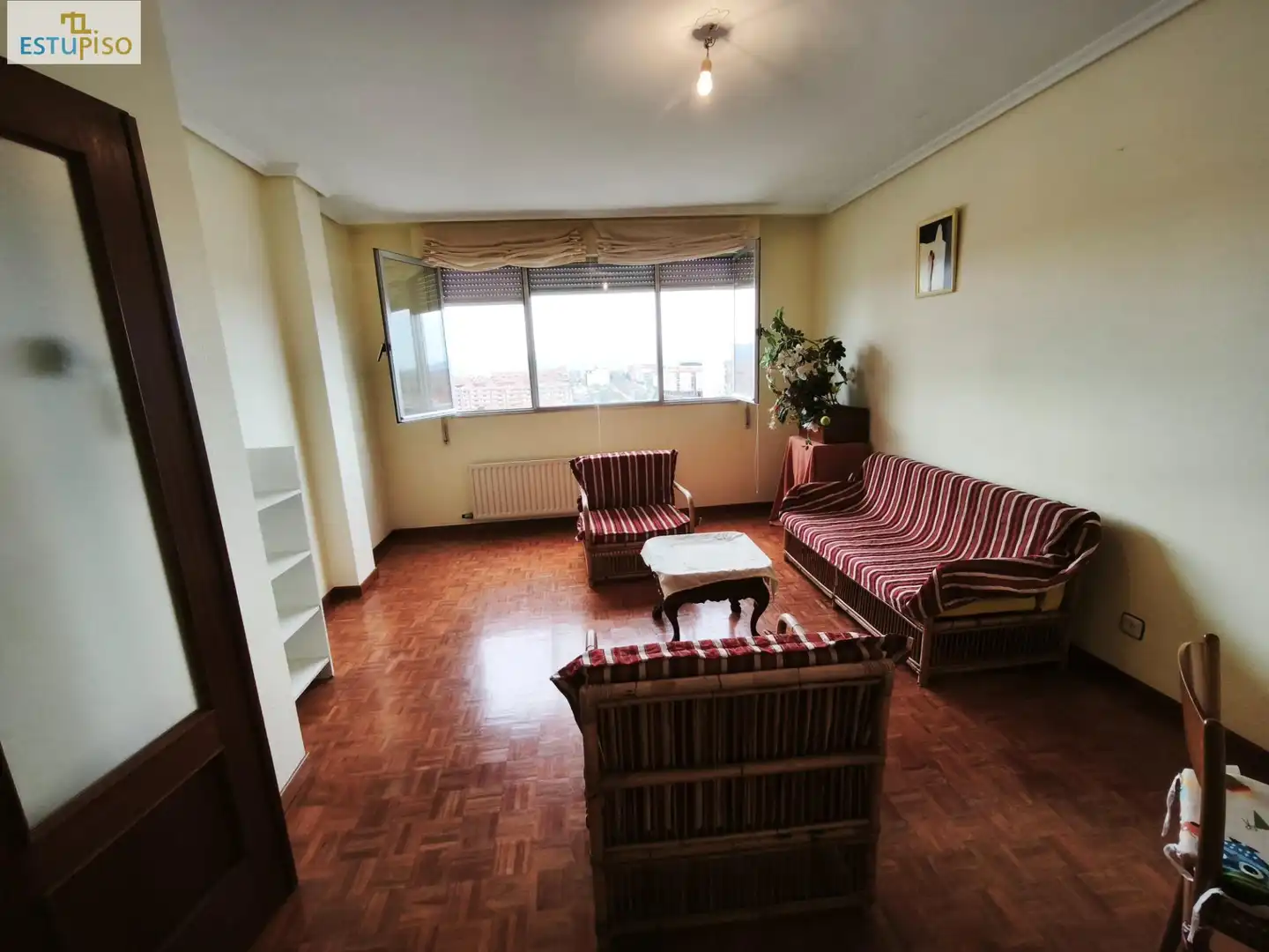 Sala d'estar de Pis en venda en Vitoria - Gasteiz amb Calefacció, Parquet i Terrassa