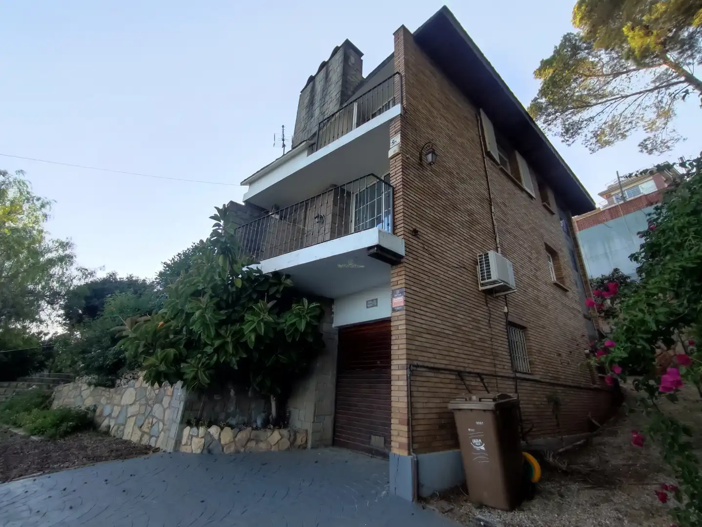 Vista exterior de Casa o xalet en venda en Pallejà amb Aire condicionat, Calefacció i Jardí privat