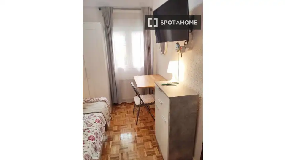Habitación de Piso de alquiler en Madrid con Aire acondicionado, Calefacción y Amueblado