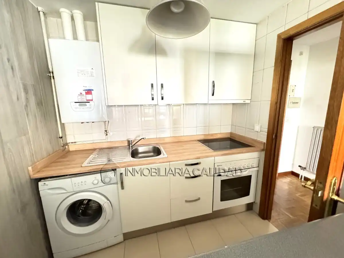 Cocina de Piso de alquiler en Burgos con Calefacción, Trastero y Amueblado