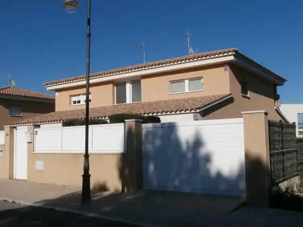 Casa con terrazza in vendita a Montserrat roig