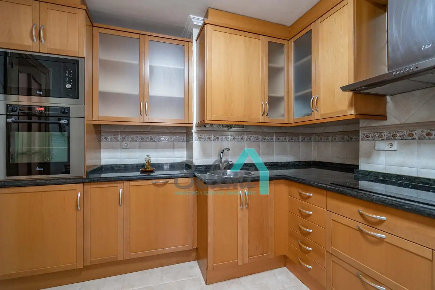 Cuina de Pis en venda en Oviedo  amb Calefacció, Parquet i Moblat