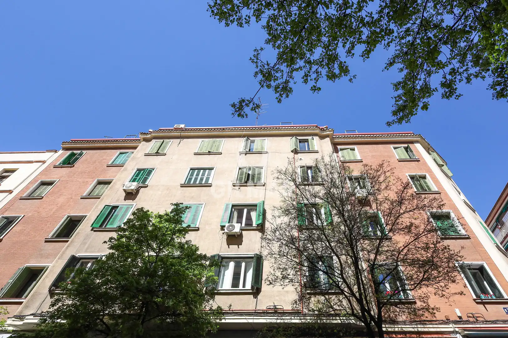 Vista exterior de Piso en venta en Madrid con Calefacción