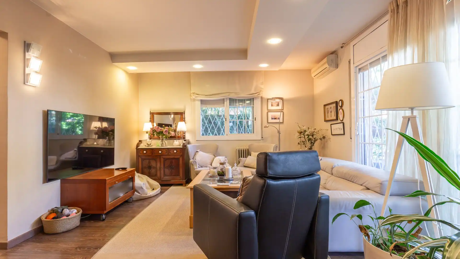 Sala d'estar de Casa adosada en venda en Sant Cugat del Vallès amb Calefacció, Terrassa i Traster