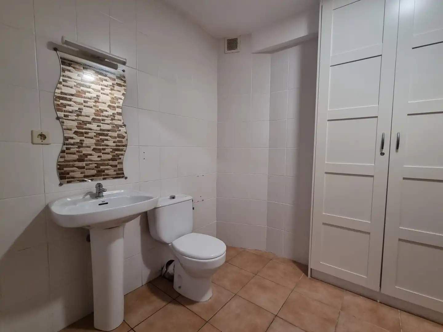 Badezimmer von Büro zur Miete in Soria Capital  mit Heizung und Balkon