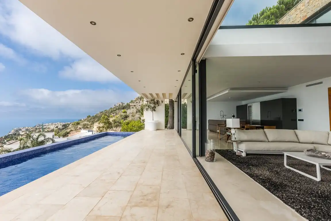 Casa amb piscina en venda a Calle De Las Begonias 15