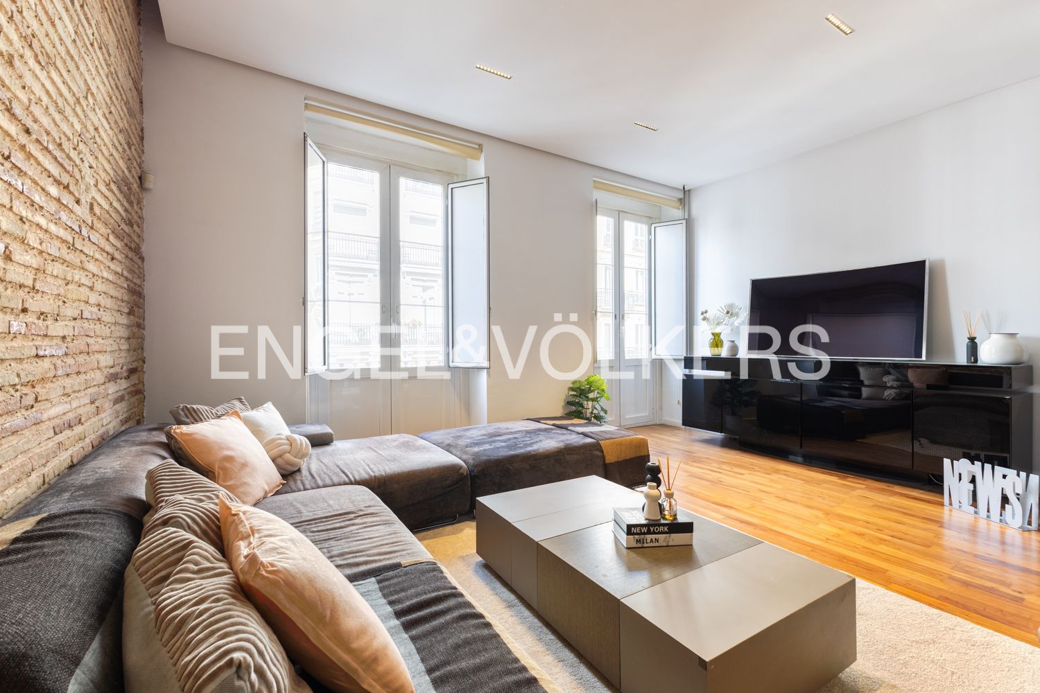 Living room of Flat for rent in  Valencia Capital  with Air Conditioner, Heating and Parquet flooring