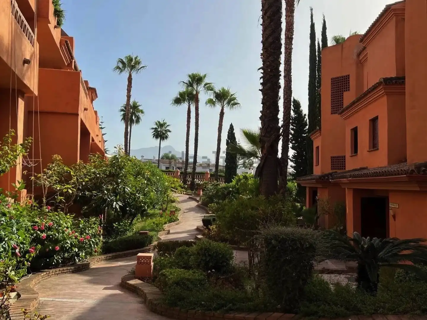 Vista exterior de Planta baja en venta en Estepona con Aire acondicionado, Terraza y Piscina
