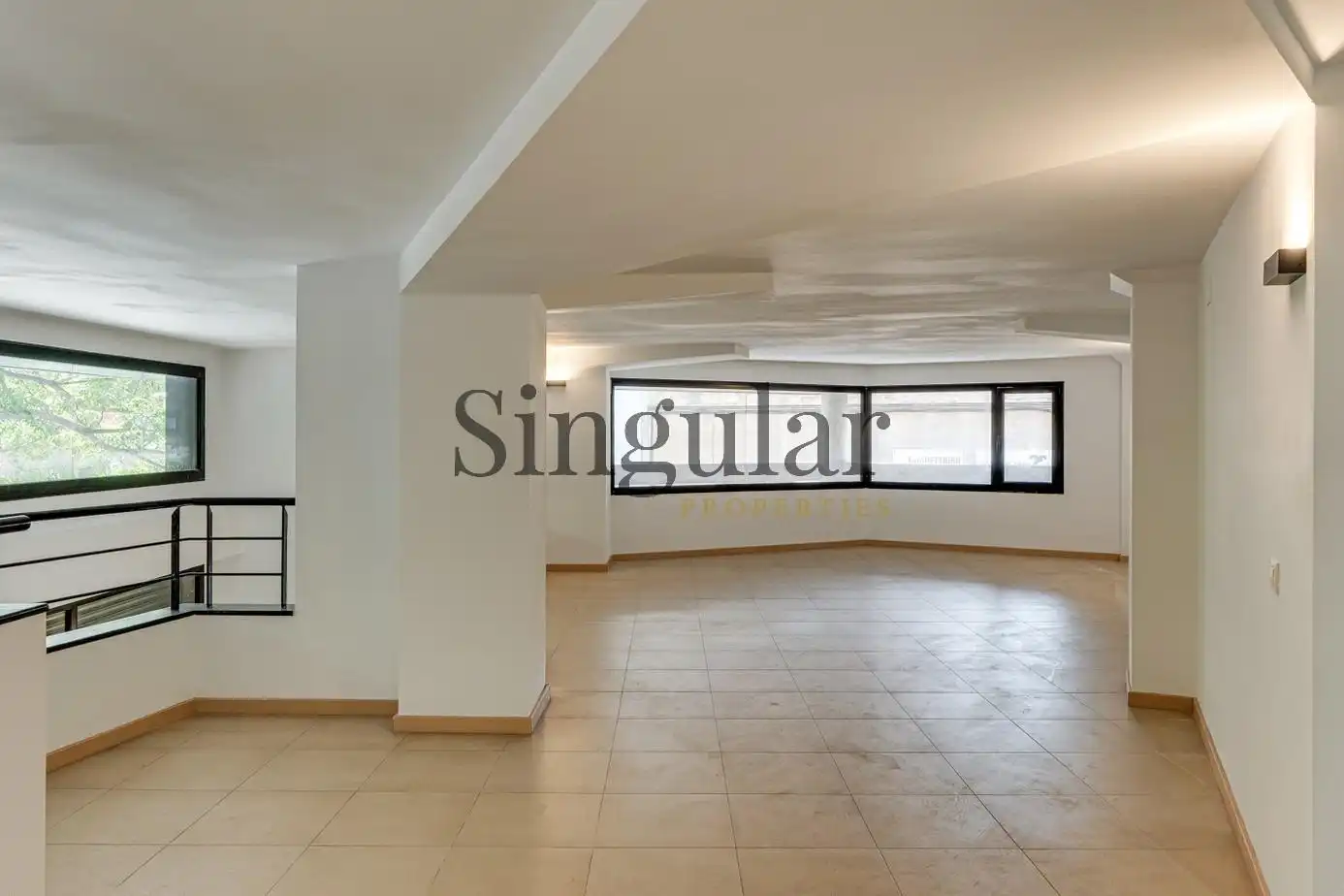 Sala d'estar de Local en venda en Barcelona amb Aire condicionat