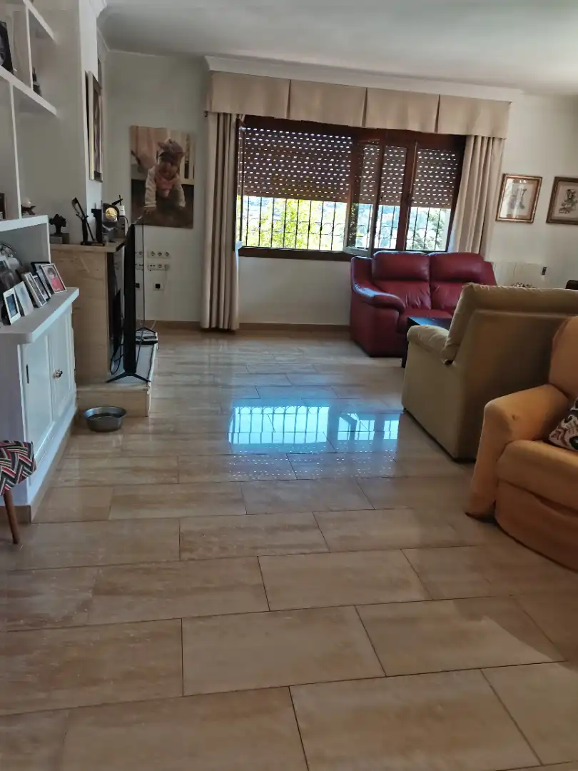Sala d'estar de Casa o xalet en venda en Málaga amb Calefacció, Jardí privat i Parquet