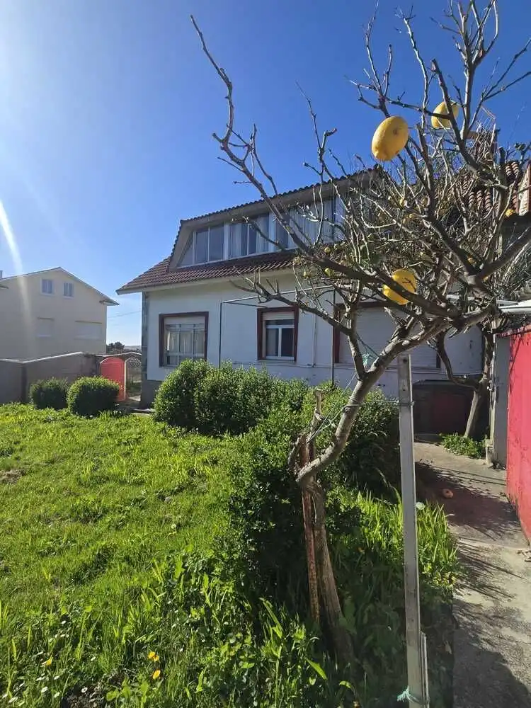 Vista exterior de Casa o xalet en venda en Valdoviño amb Calefacció, Jardí privat i Terrassa