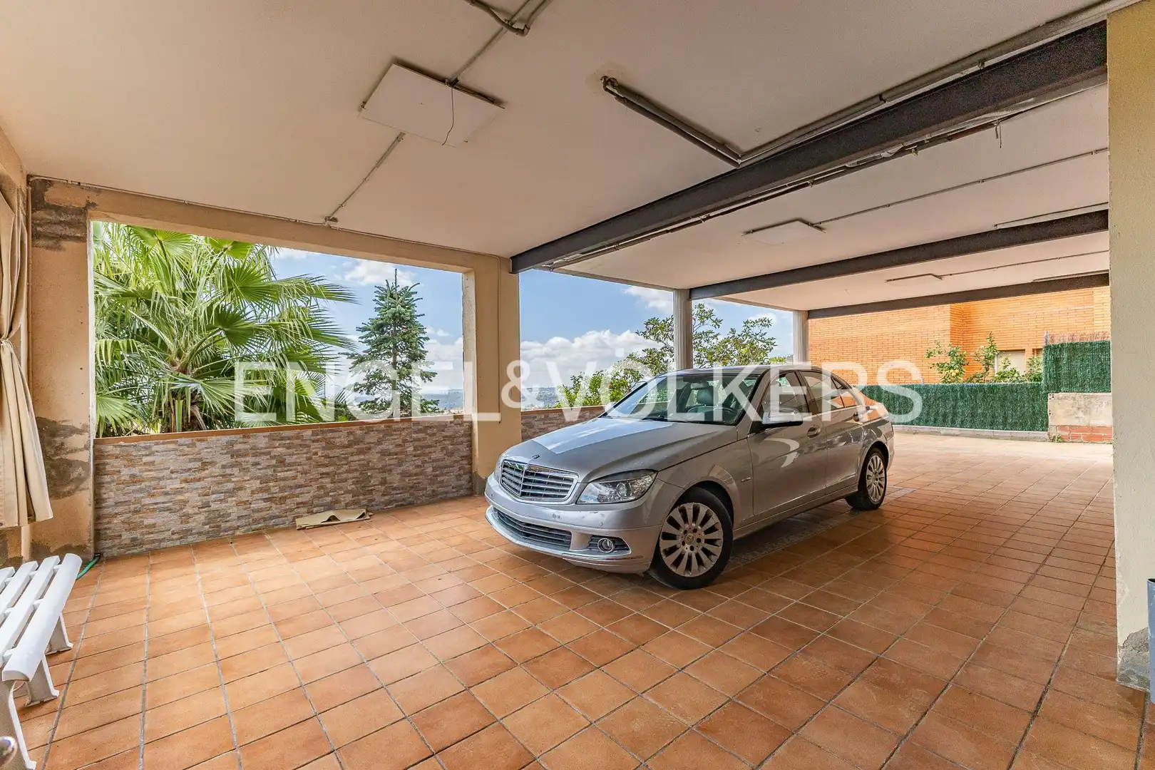 Vista exterior de Casa o xalet en venda en Castellar del Vallès amb Aire condicionat, Calefacció i Jardí privat