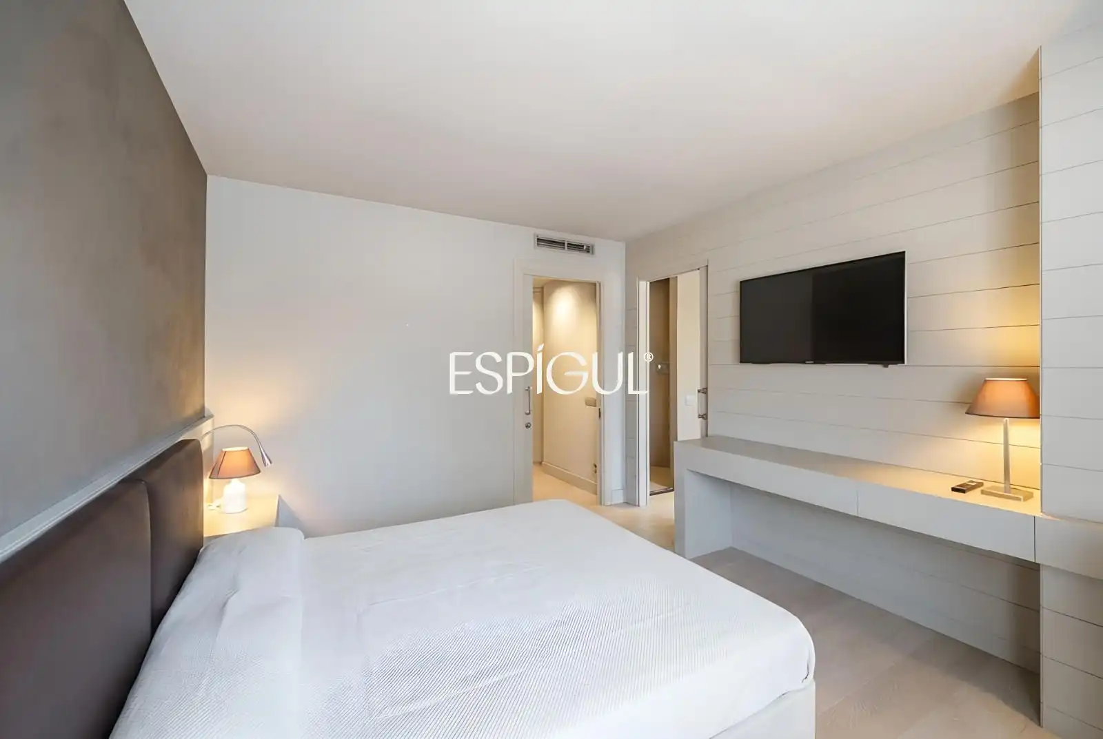 Bedroom of Flat for rent in Sant Cugat del Vallès  with Air Conditioner, Heating and Parquet flooring