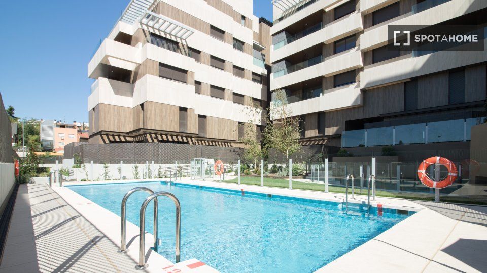 Swimming pool of Flat to rent in  Madrid Capital  with Air Conditioner, Heating and Furnished