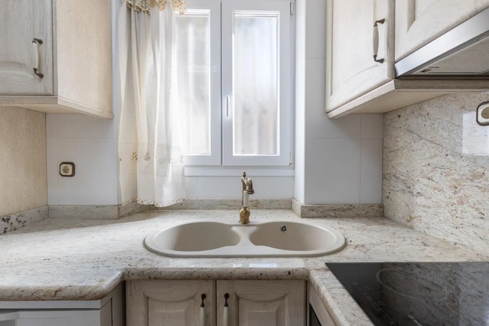 Kitchen of Flat for sale in Granada  with Air Conditioner, Heating and Storage room