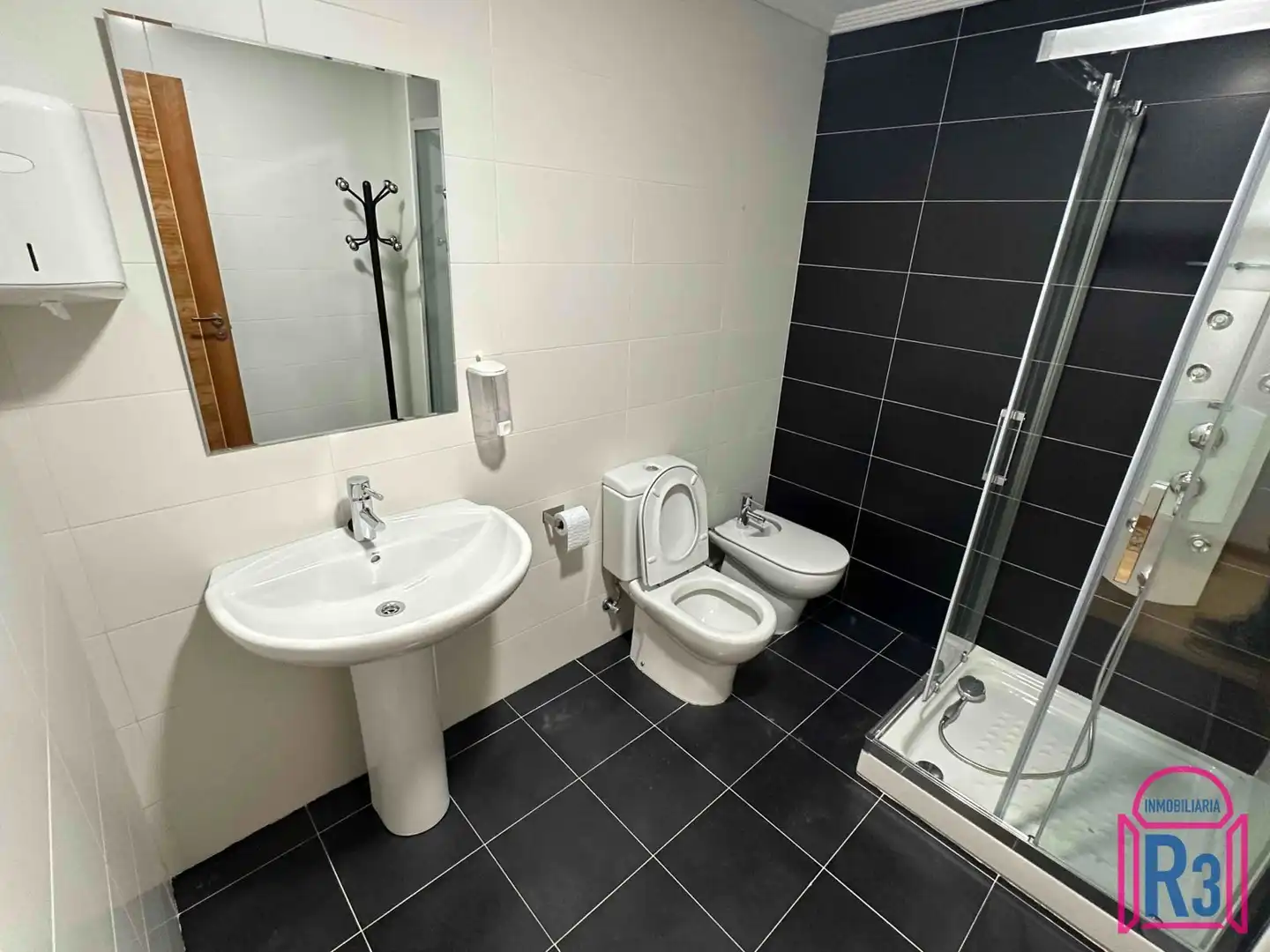 Baño de Oficina de alquiler en León Capital  con Calefacción y Terraza
