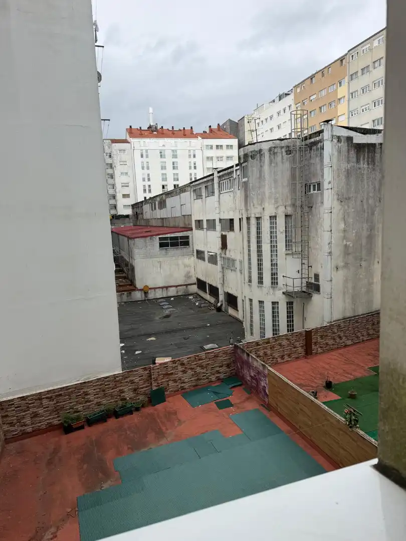 Außenansicht von Wohnung zum Verkauf in Santiago de Compostela  mit Heizung, Parkett und Abstellraum