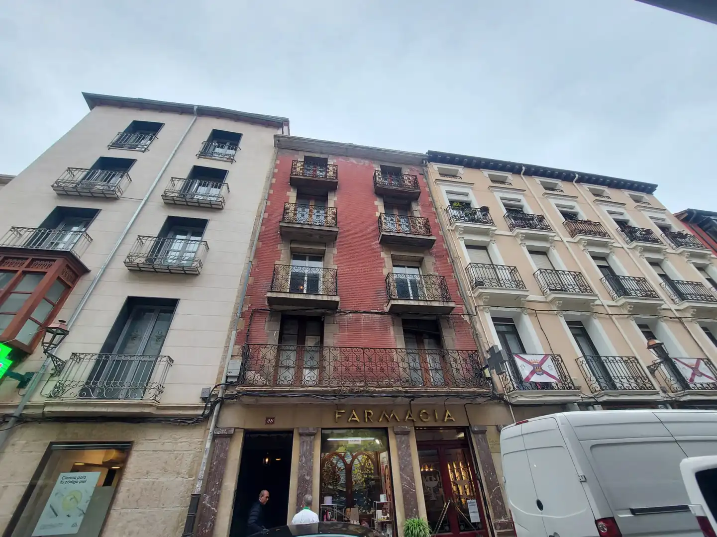 Vista exterior de Edificio en venta en  Logroño