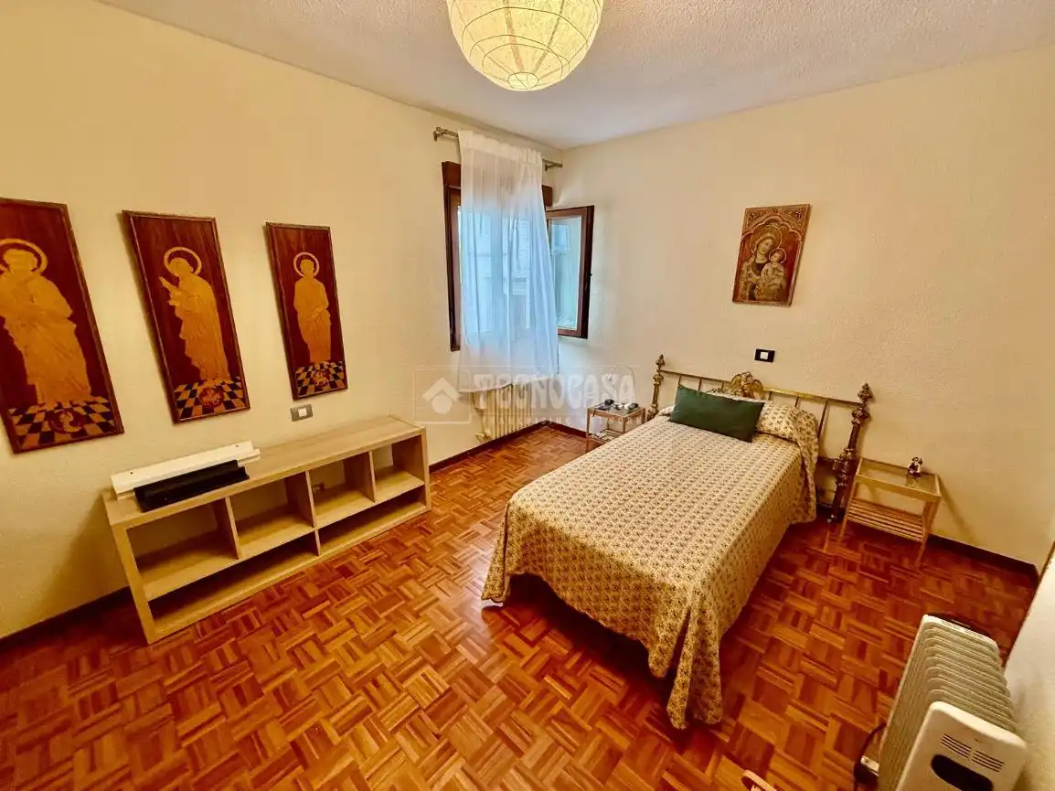 Habitación de Piso en venta en Ávila con Calefacción, Parquet y Trastero