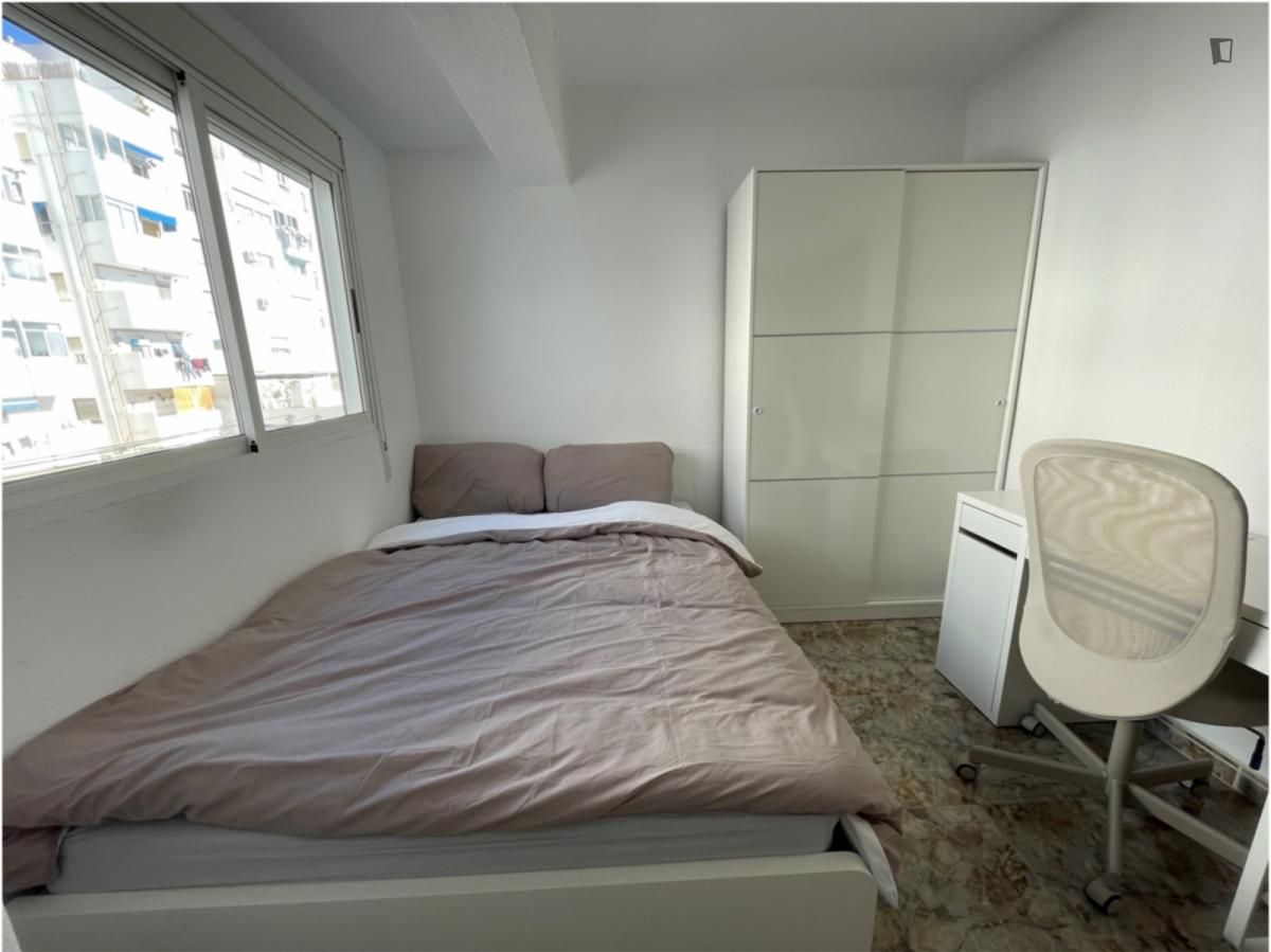 Dormitori de Apartament per a compartir en  Valencia Capital amb Calefacció, Moblat i Forn