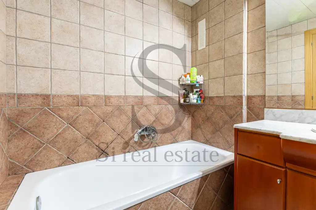 Bathroom of Flat for sale in Barcelona  with Air Conditioner and Parquet flooring