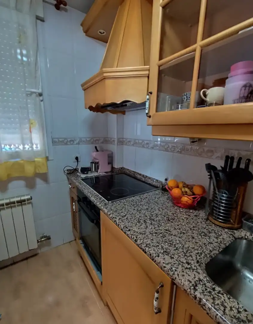 Cuina de Casa o xalet de lloguer en Burgos amb Calefacció, Parquet i Moblat