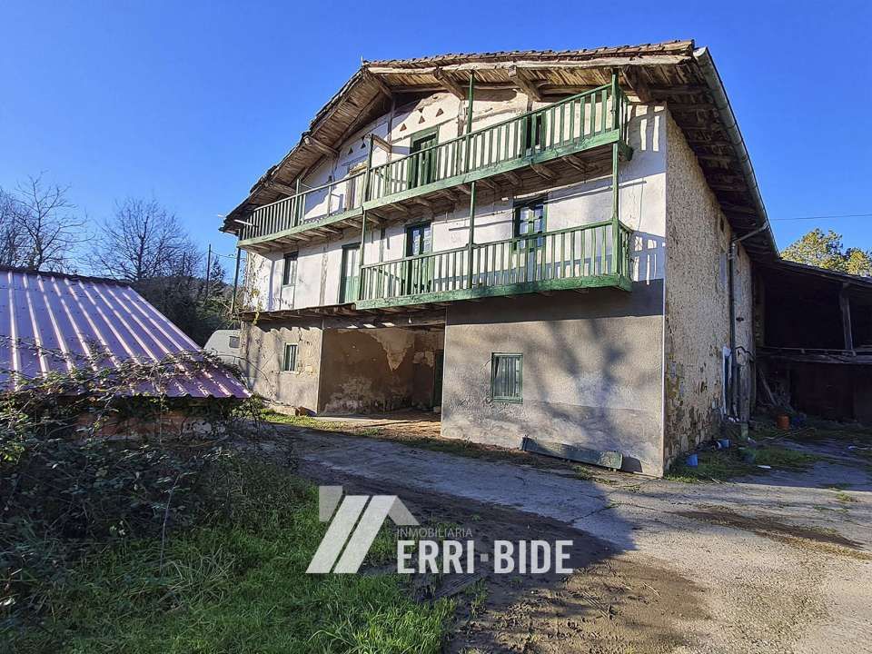 Außenansicht von Country house zum verkauf in Errigoiti mit Privatgarten und Balkon