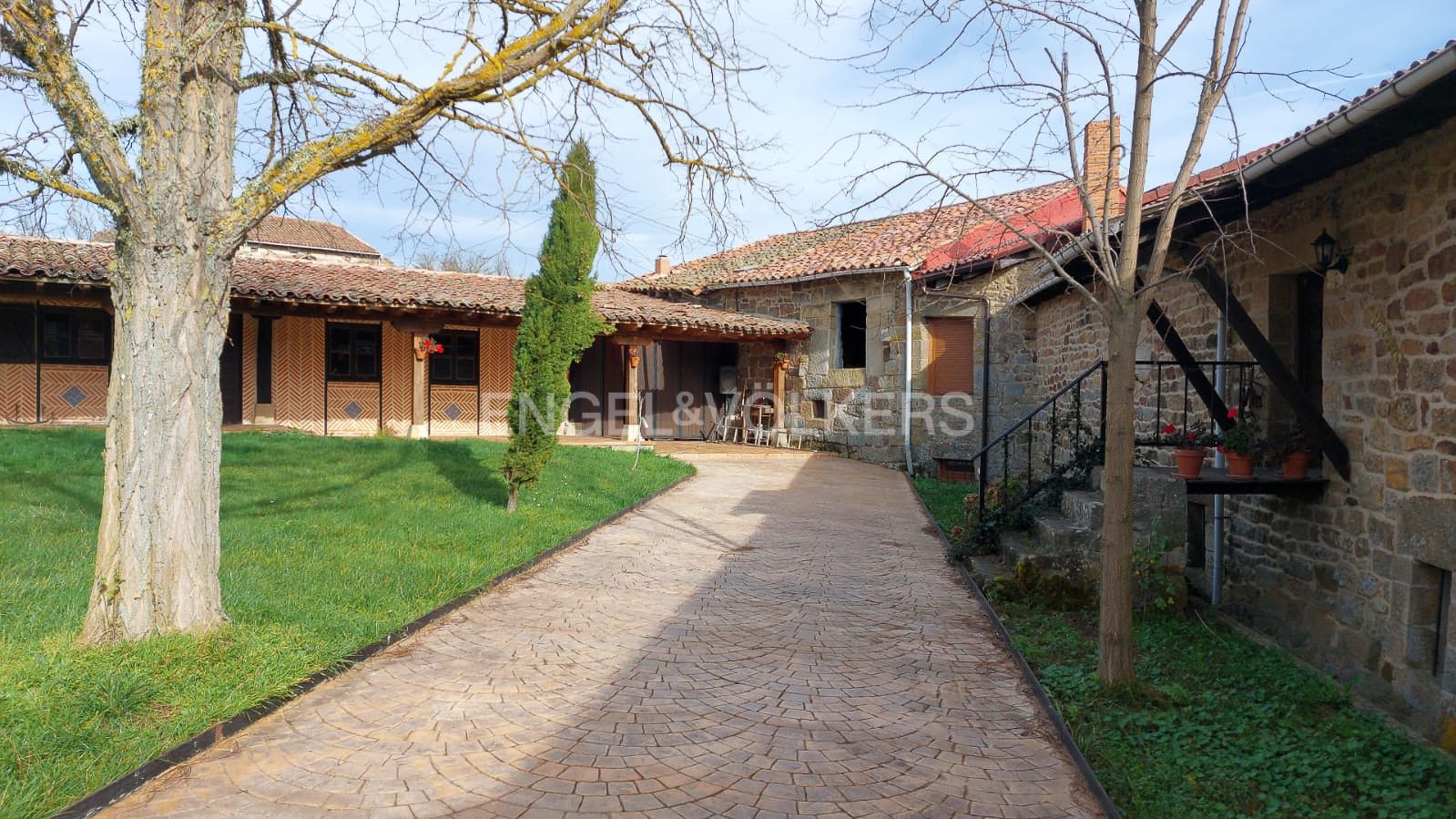 Vista exterior de Finca rústica en venda en Valderredible amb Aire condicionat, Calefacció i Jardí privat